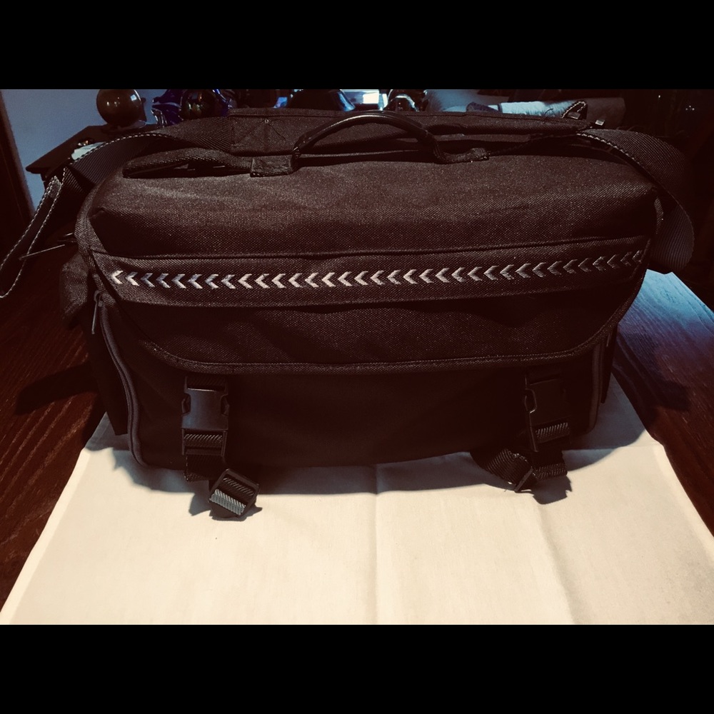 VIDEO/CAMERA BAG SHLDR STRAP BLACK EX CONDITION